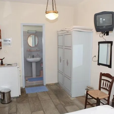 Апартаменты Pleoussa Studio And