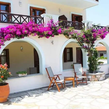 Апартаменты Pleoussa Studio And