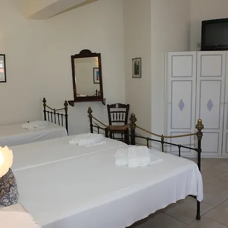 Pleoussa Studio And Skopelos Town