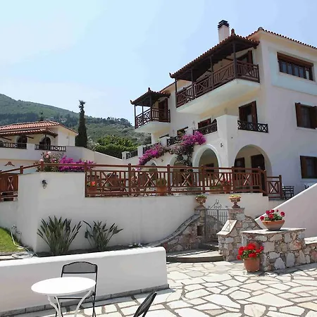 Апартаменты Pleoussa Studio And