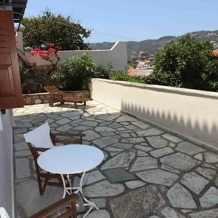 Апартаменты Pleoussa Studio And