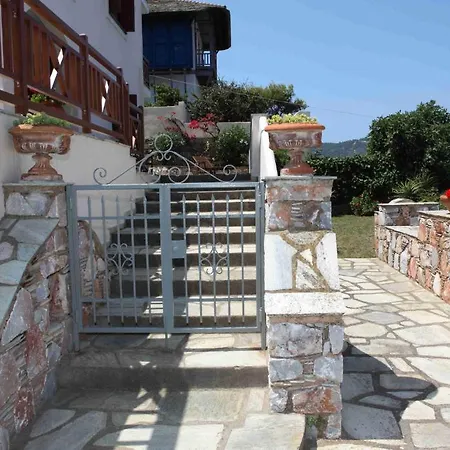 Pleoussa Studio And Apartment
