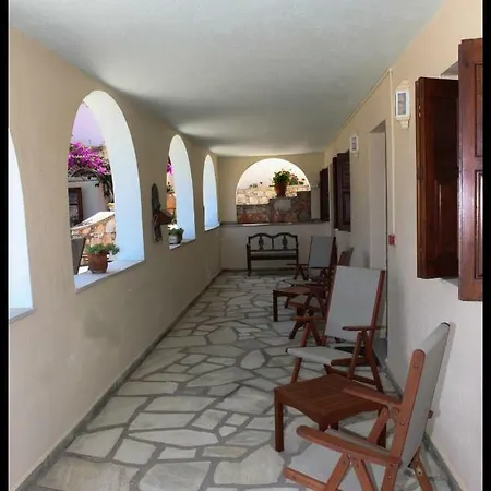 Апартаменты Pleoussa Studio And Скопелос